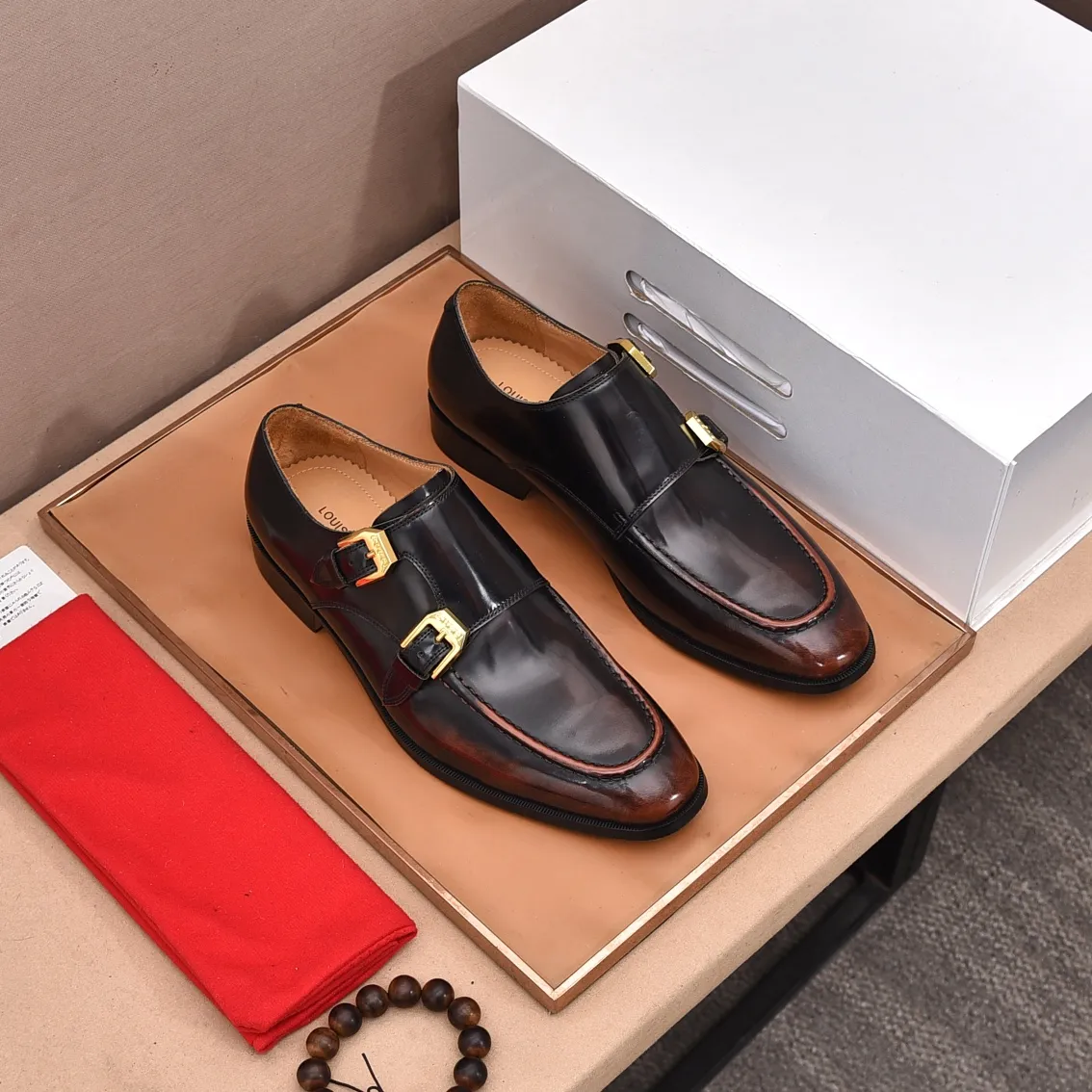 Men's shoes 💰560 (high-end, all cowhide) GUCCI high-end formal leather shoes, original imported fabrics from Italy, cowhide lining, original hardware. I believe you will be struck by it from the first moment you see it. The avant-garde atmosphere can no longer fully interpret its elegance. AAA grade rubber outsole, super comfortable. Original counter last, ensuring its original version and quality. The simple upper ensures its comfort and breathability. A pair of truly good shoes has its own unique soul, famous quality, regular size 38-44 (45 46 customized)